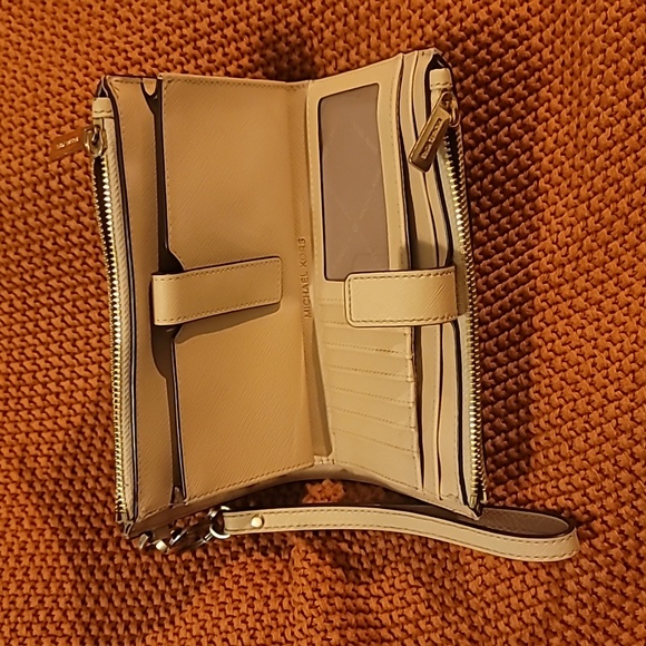 Michael Kors wallet/wristlet - Picture 2 of 5